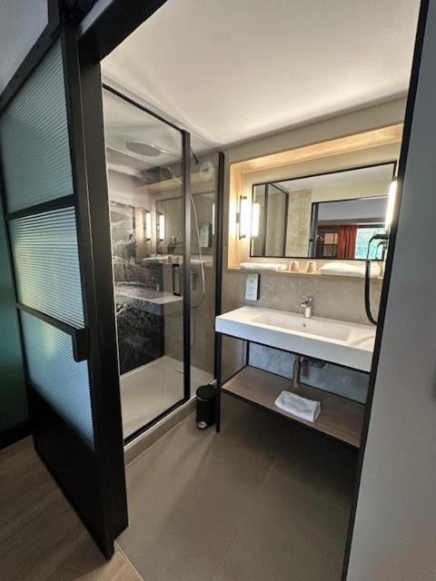 Hotel Campanile Clermont-Ferrand ~ Riom Esterno foto