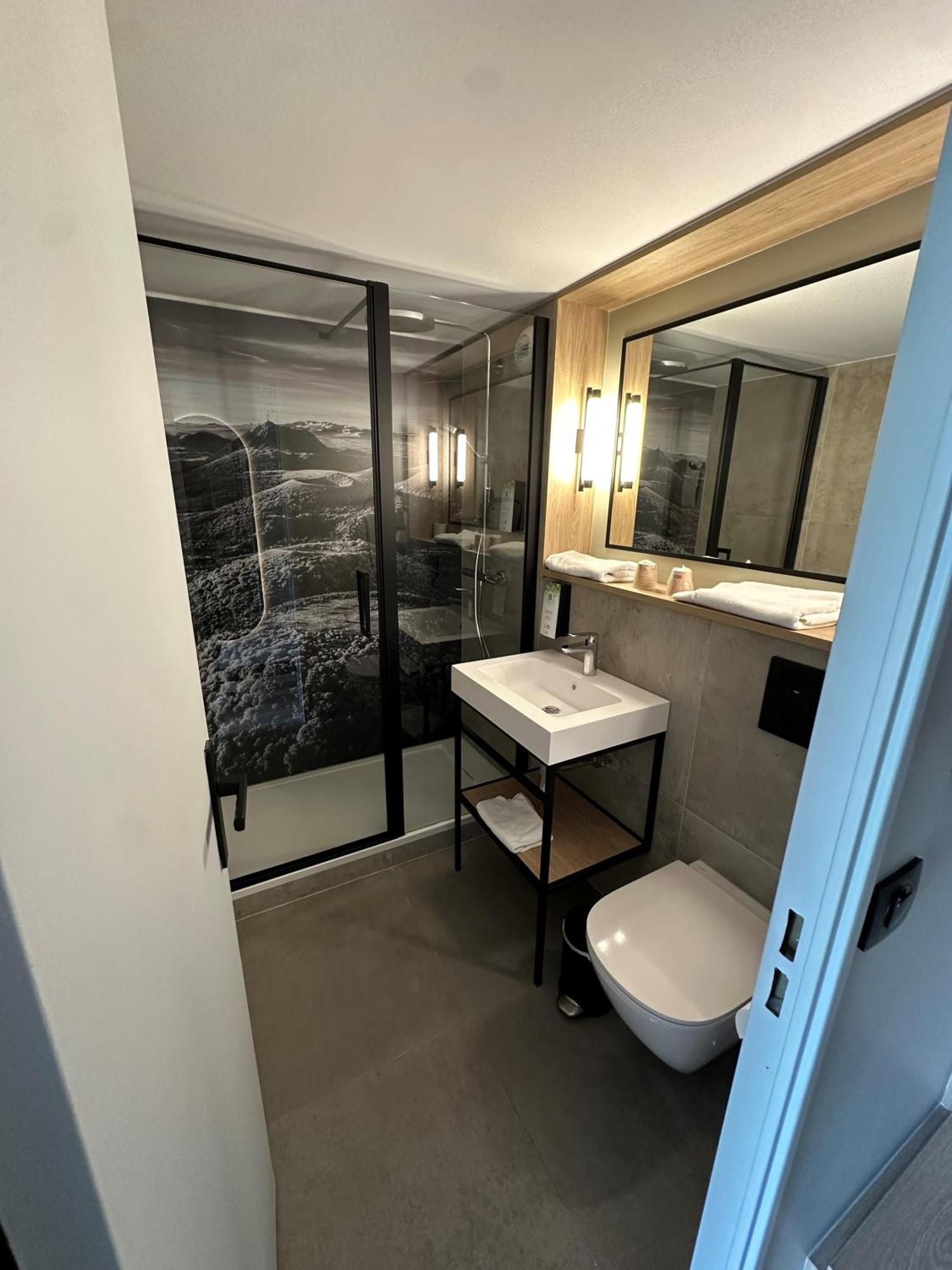 Hotel Campanile Clermont-Ferrand ~ Riom Esterno foto