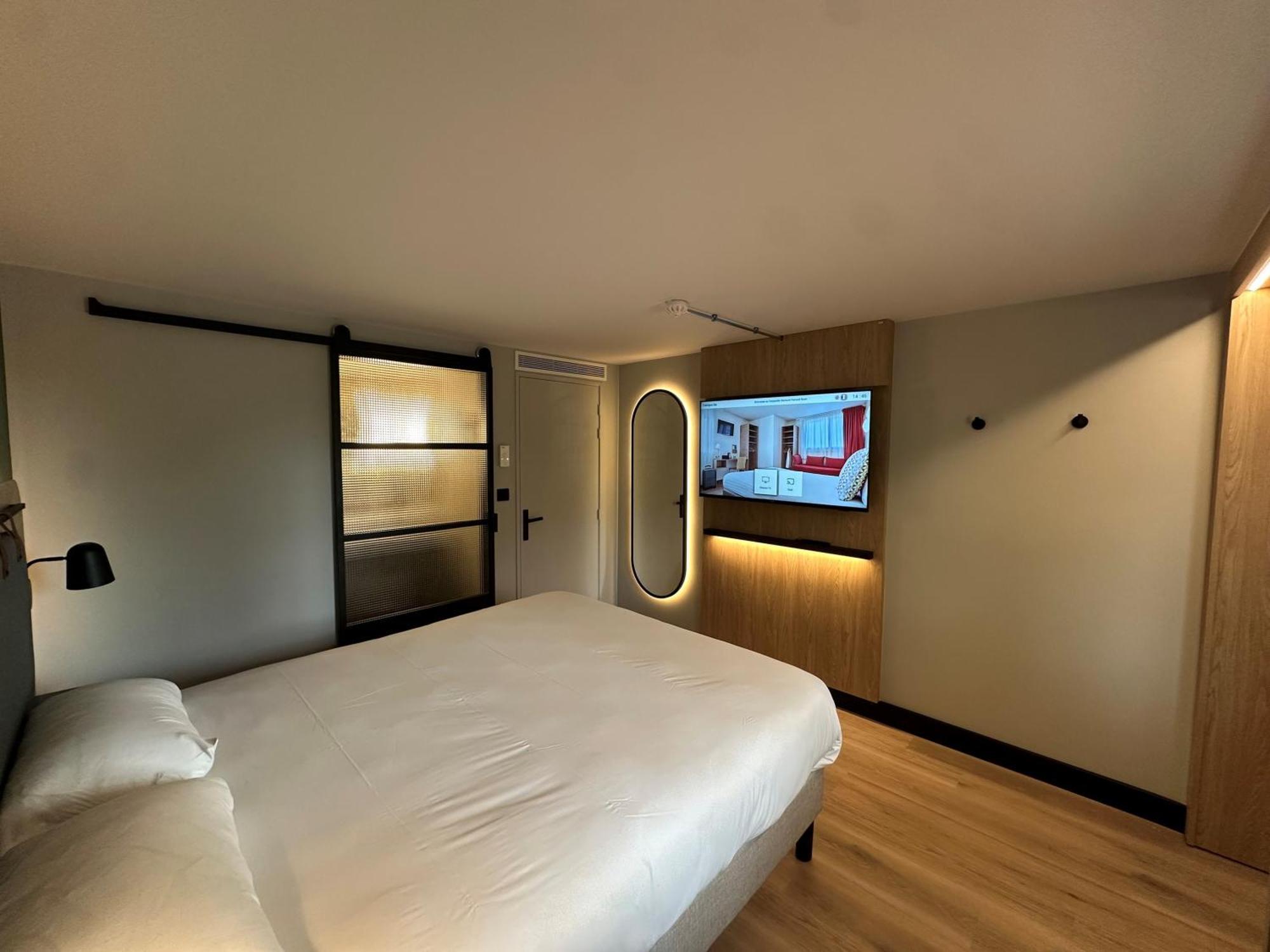 Hotel Campanile Clermont-Ferrand ~ Riom Esterno foto