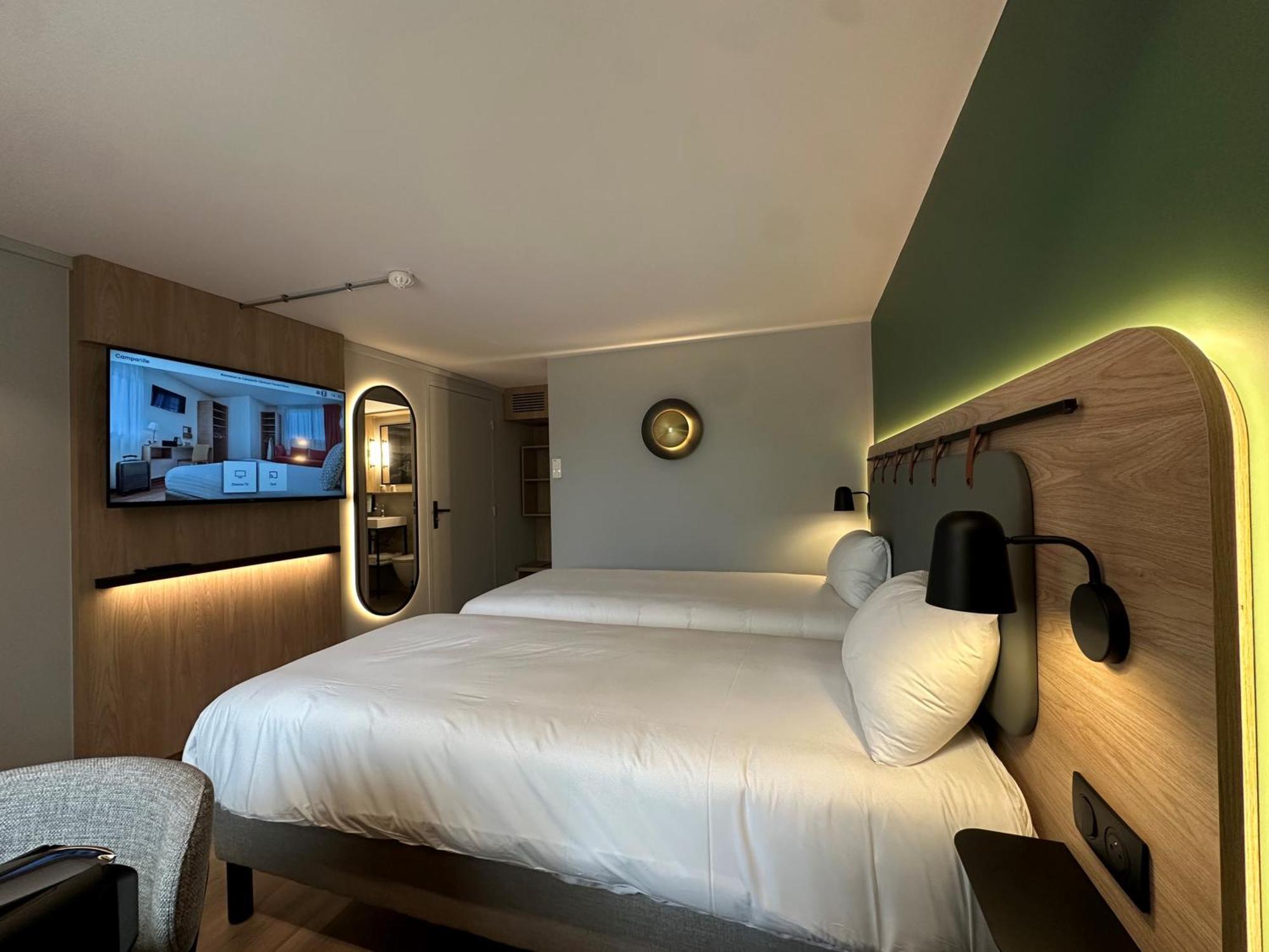Hotel Campanile Clermont-Ferrand ~ Riom Esterno foto